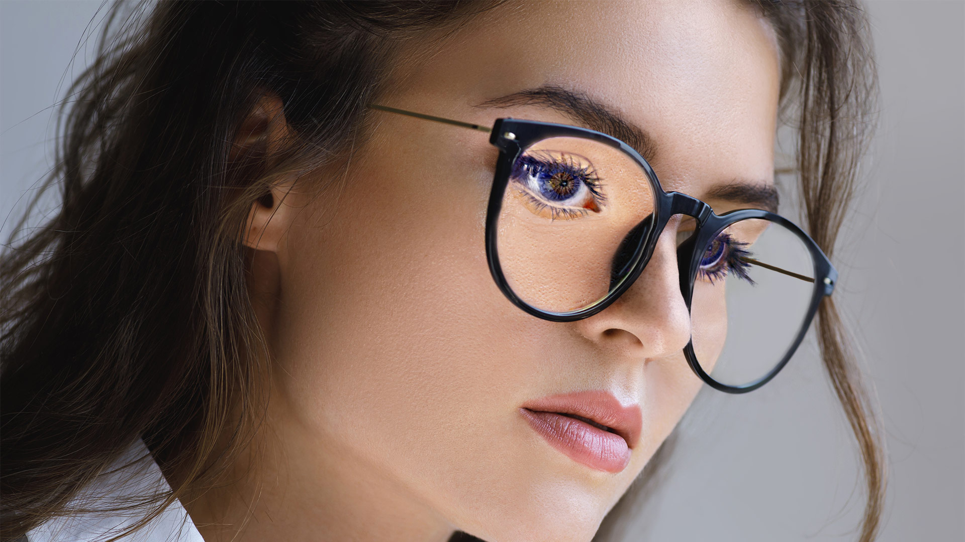 メガネの女性修正