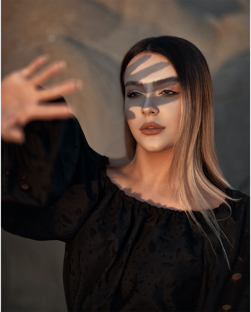 顔に手の影がある女性