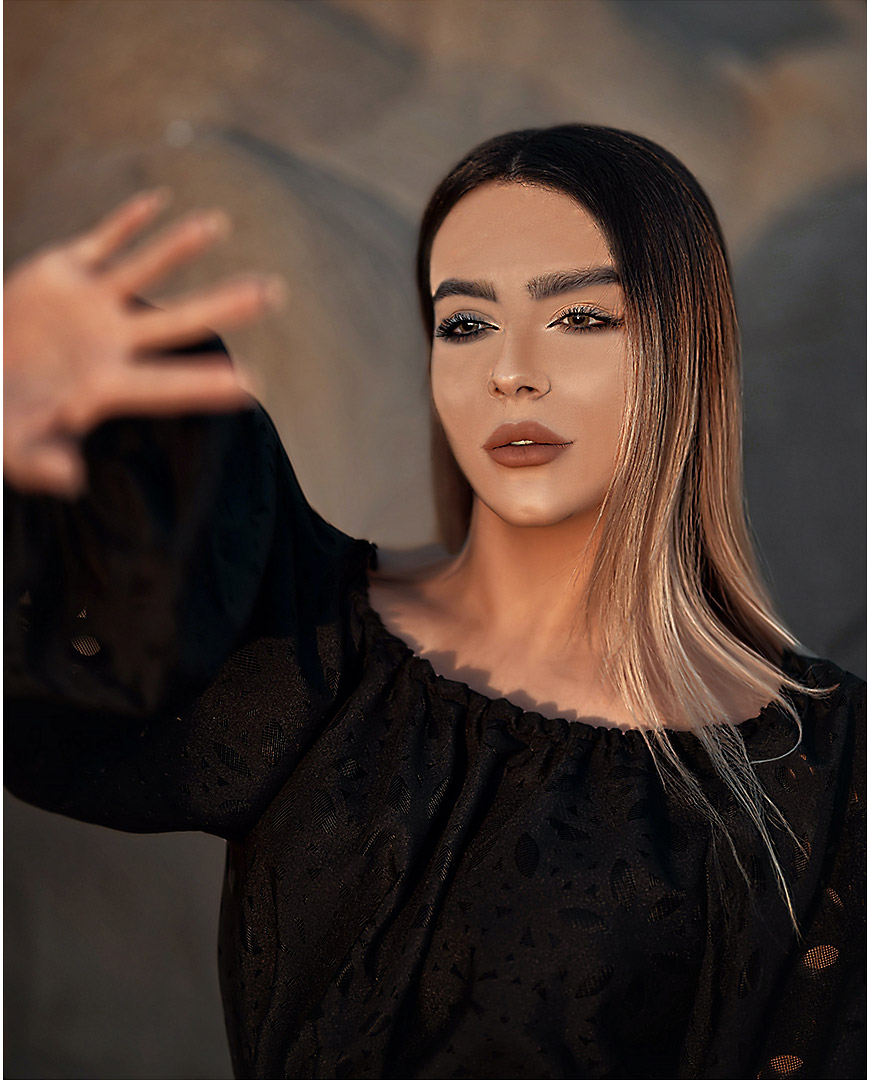 顔に手の影がある女性修正